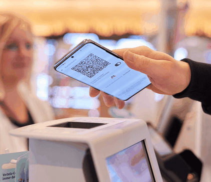 Kunde scannt Kundenkarte mit dm-Markt an Kasse