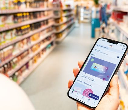 dm-App auf Smartphone im Markt