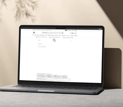 Aufgeklappter Laptop auf dem der digitale Assistent dmKI im dm Onlineshop geöffnet ist