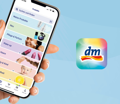 Eine Hand hält ein Smartphone mit der geöffneten dm-App und daneben das Logo der dm-App