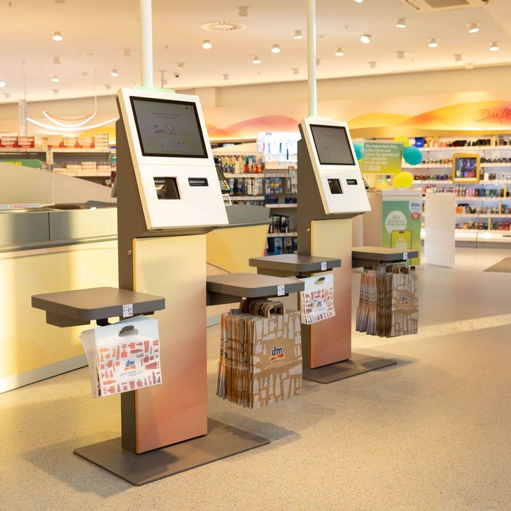 Zwei Selbstbedienungskassen bei dm von der Seite aufgenommen