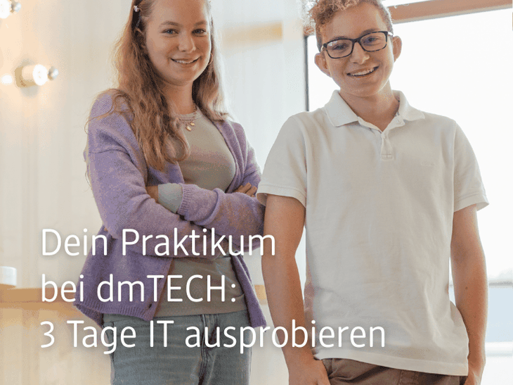 Zwei Schülerpraktikanten lächeln